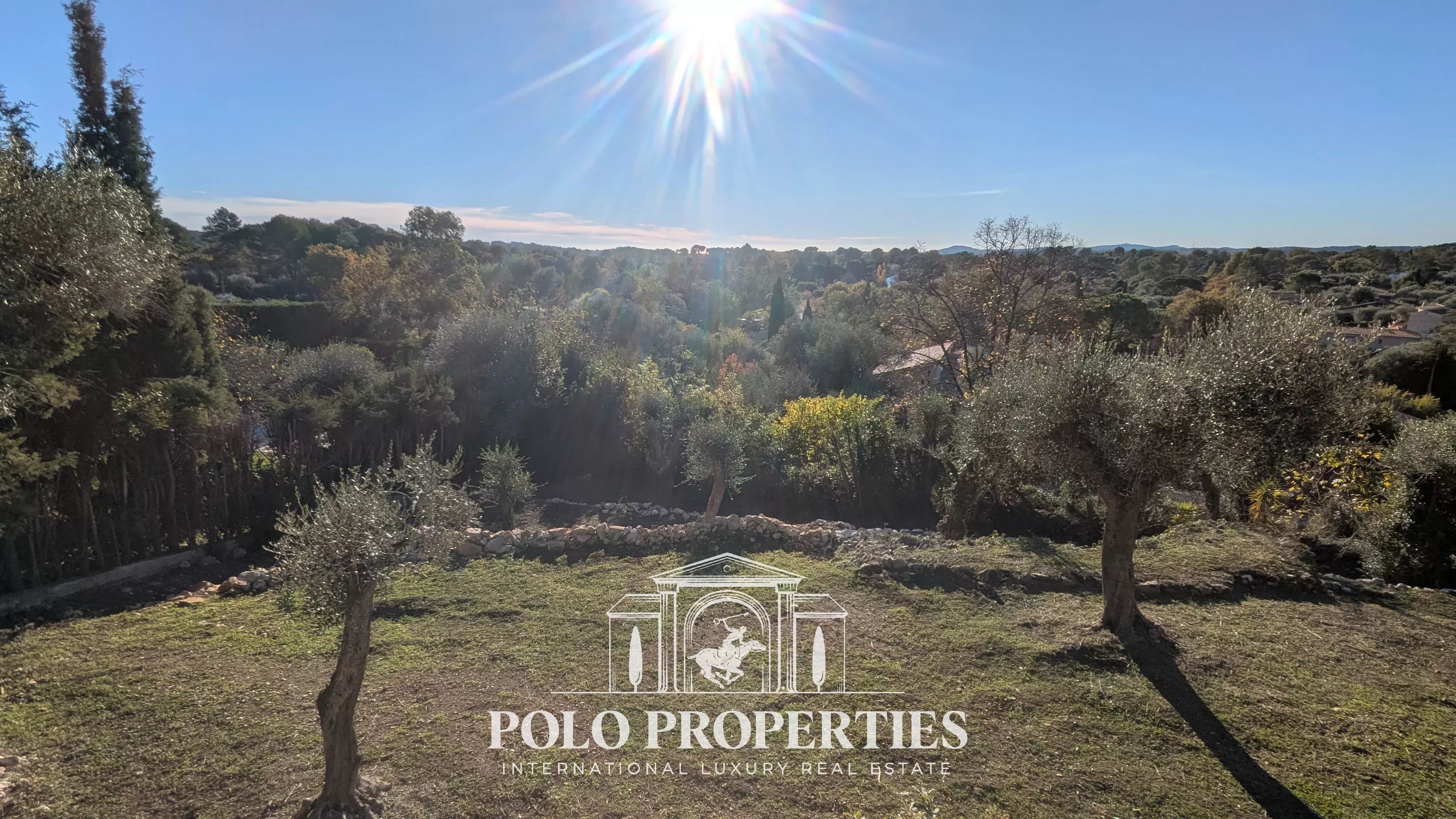 Terrain 1800 m2 vue dégagée dans le triangle d'or