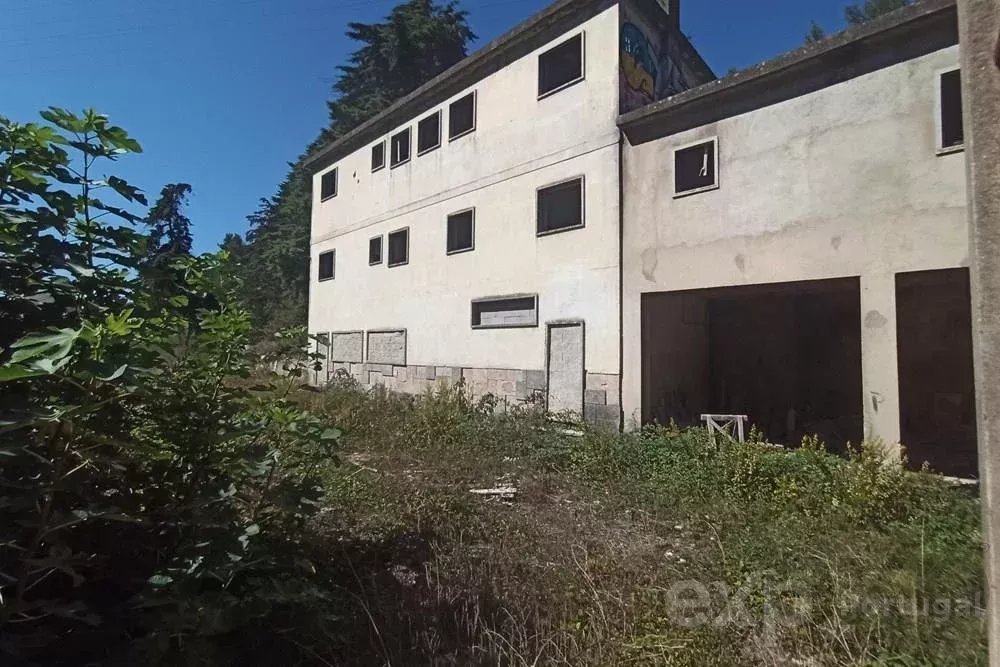 Terreno/Armazém Industrial junto ao rio Trancão