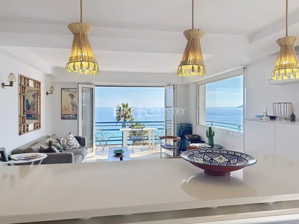 Apartment for sale in Cannes Plages du Midi Croix des Gardes with panoramic sea view — photo 1