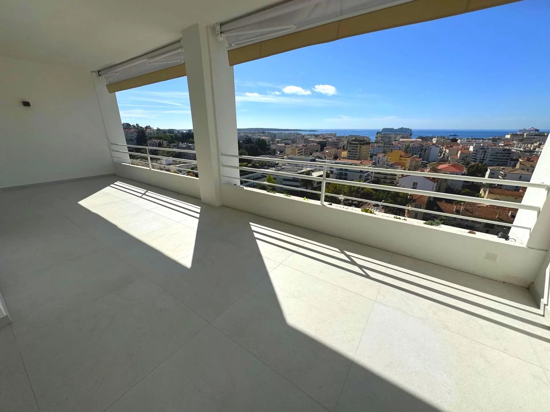 Cannes Sale 4 rooms in high floor panoramic sea view