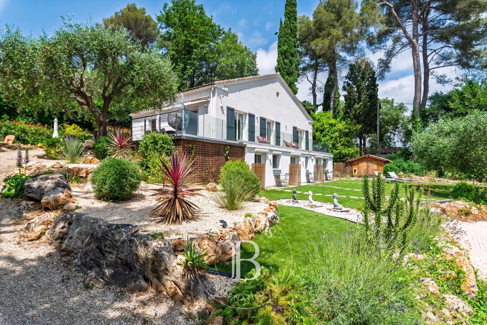 Valbonne, walking distance to village, closed domaine, 4 bedrooms plus independent guest studio, pool
