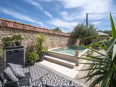 HERENHUIS MET ZWEMBAD EN BIJGEBOUW, THUIR