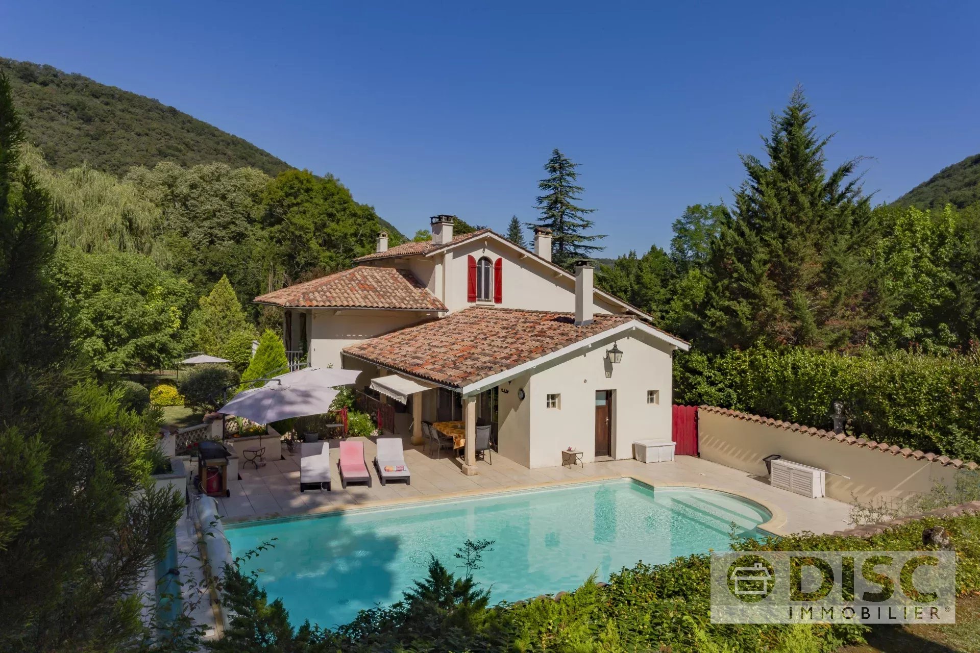 Elegant family home with swimming pool and beautiful park in Saint Antonin Noble Val.