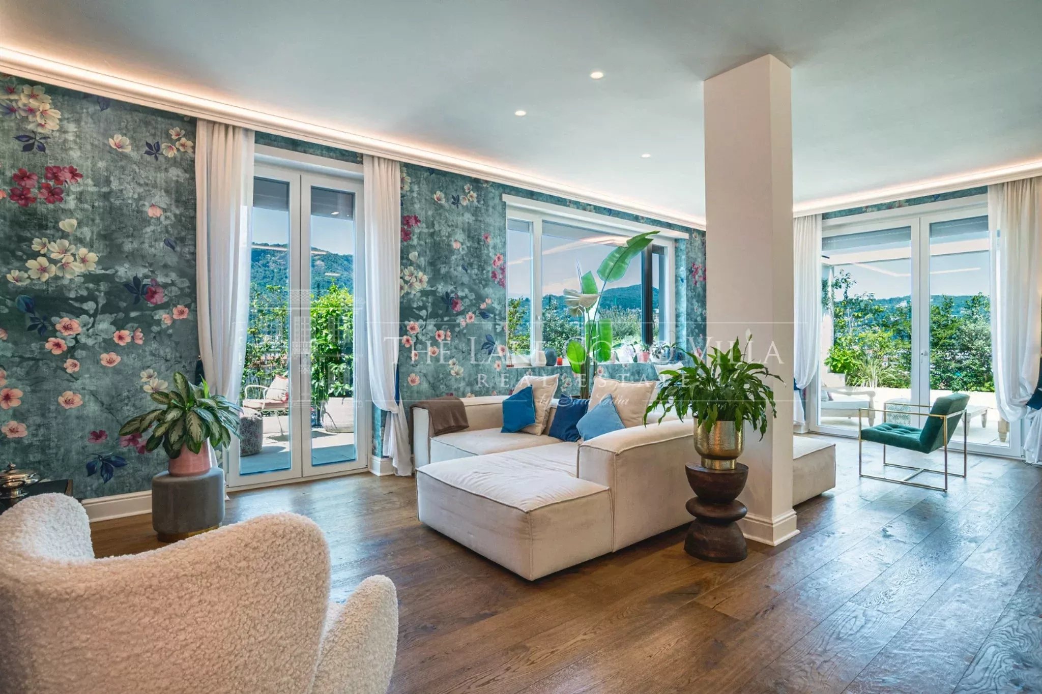 Como-Exclusive Penthouse with Panoramic Terraces and Garage