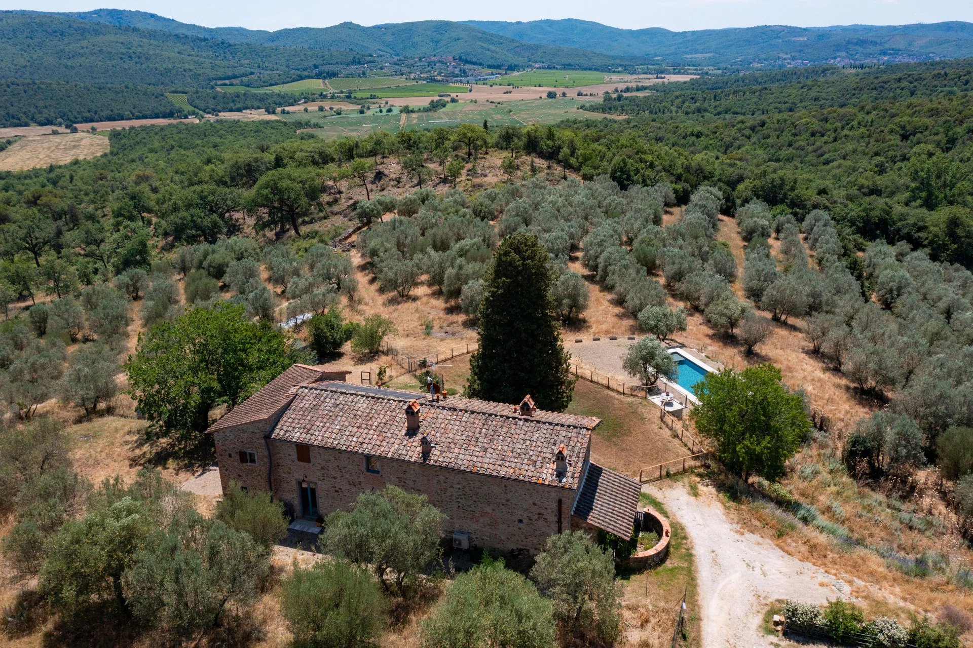 CASALE RUSTICO CON PISCINA E OLIVETO IN VENDITA IN VALDARNO