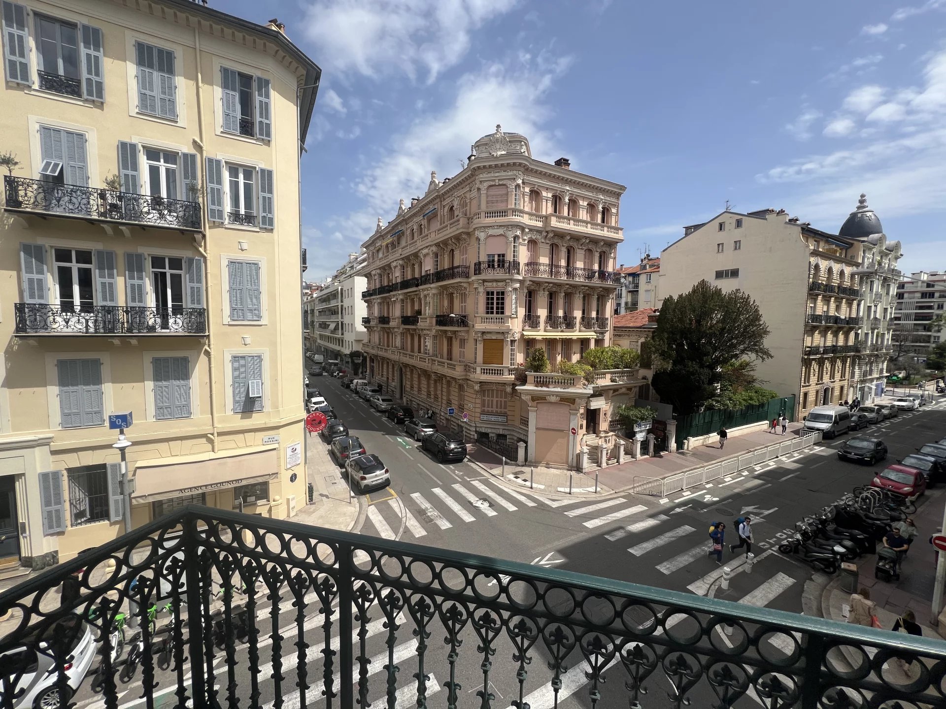 Rue Rossini à Nice 2 p avec balcons