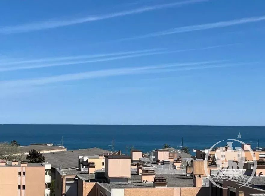 Charmant 2 pièces avec vue mer à Antibes