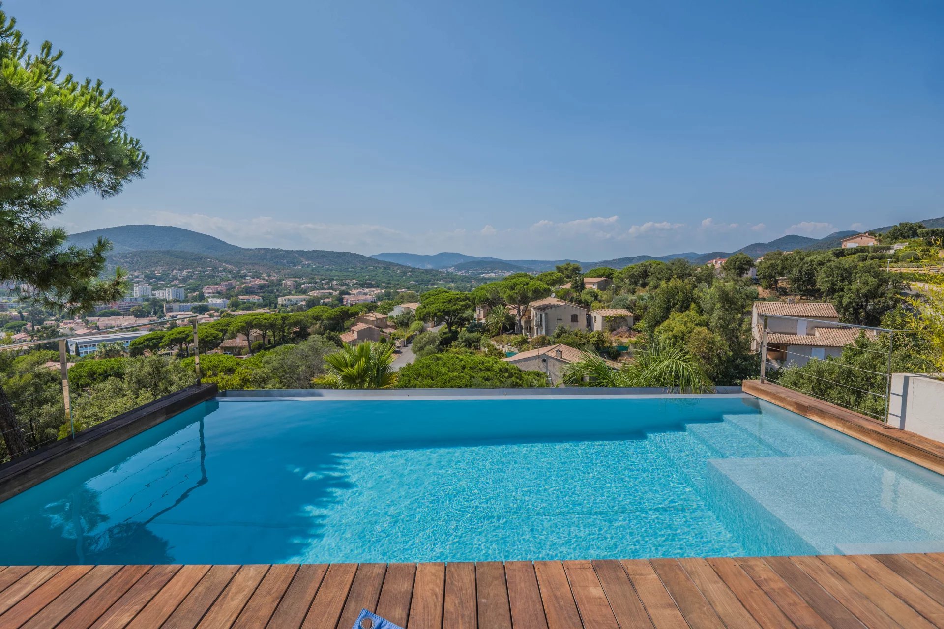 SAINTE MAXIME : VILLA MODERNE PROCHE DU CENTRE