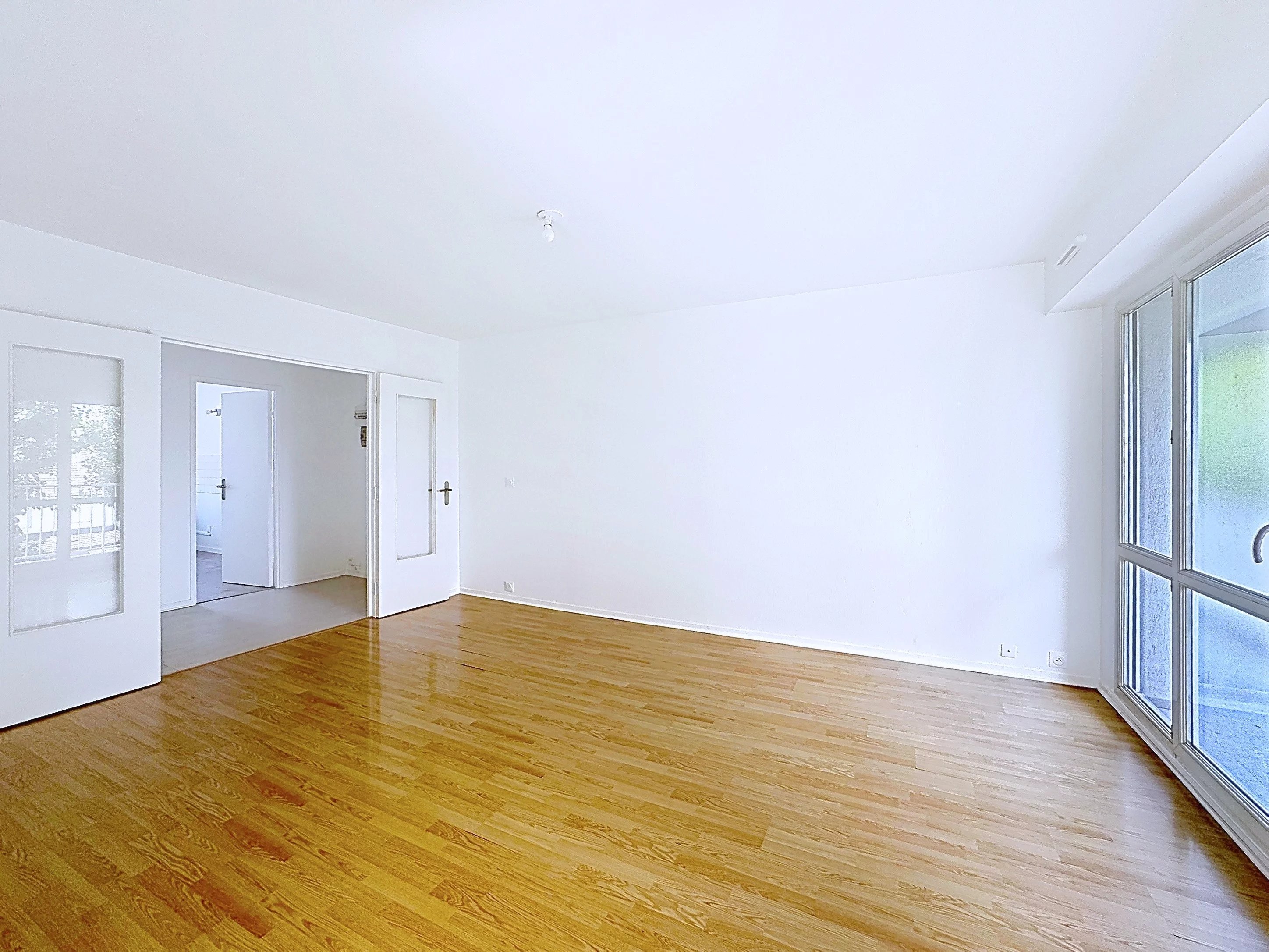 OPPORTUNITE A SAISIR ! GRAND APT F4 - BALCONS ET CAVE ET PARKING !