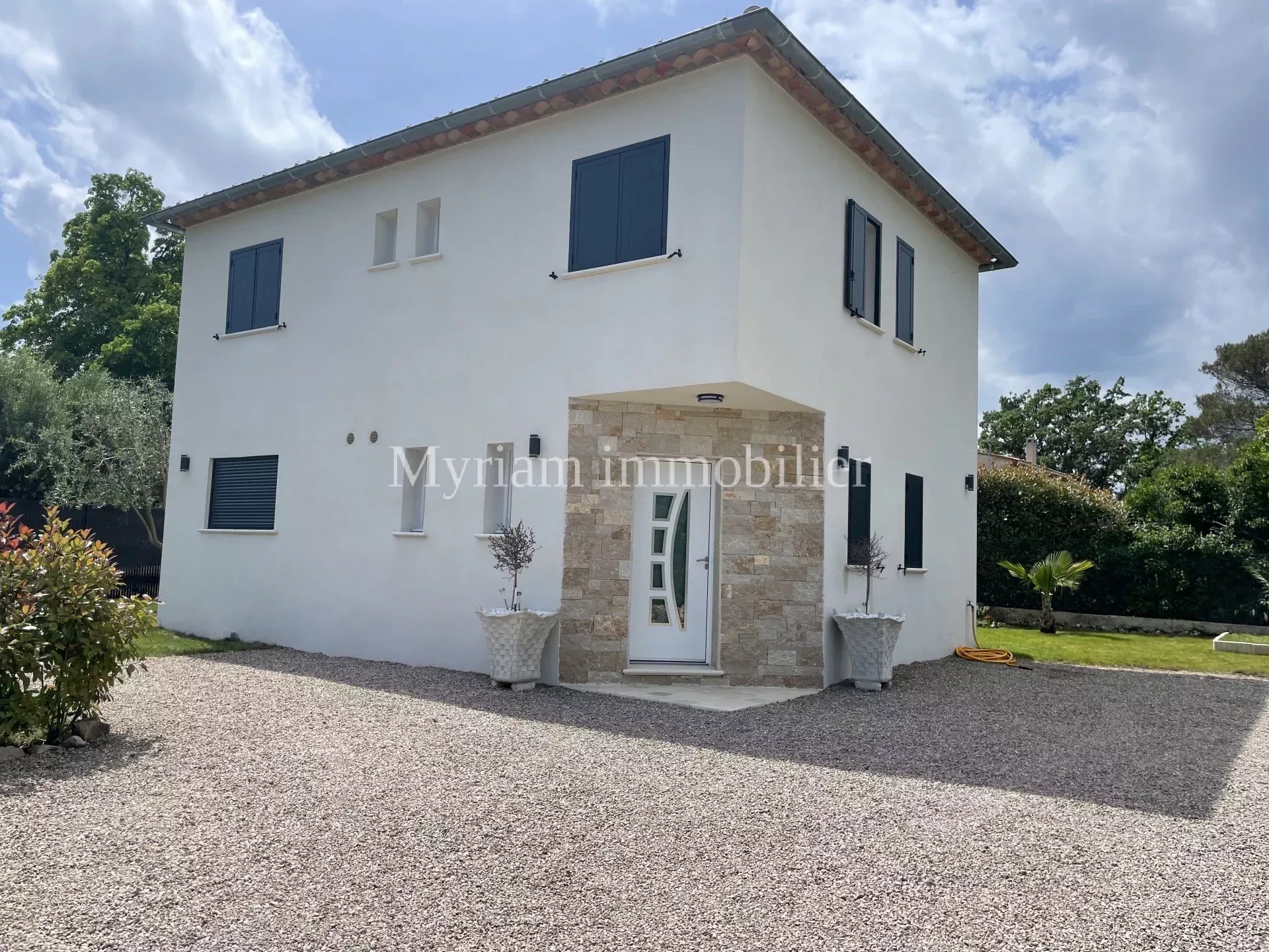 Villa neuve 4 pièces, proche village à St CEZAIRE