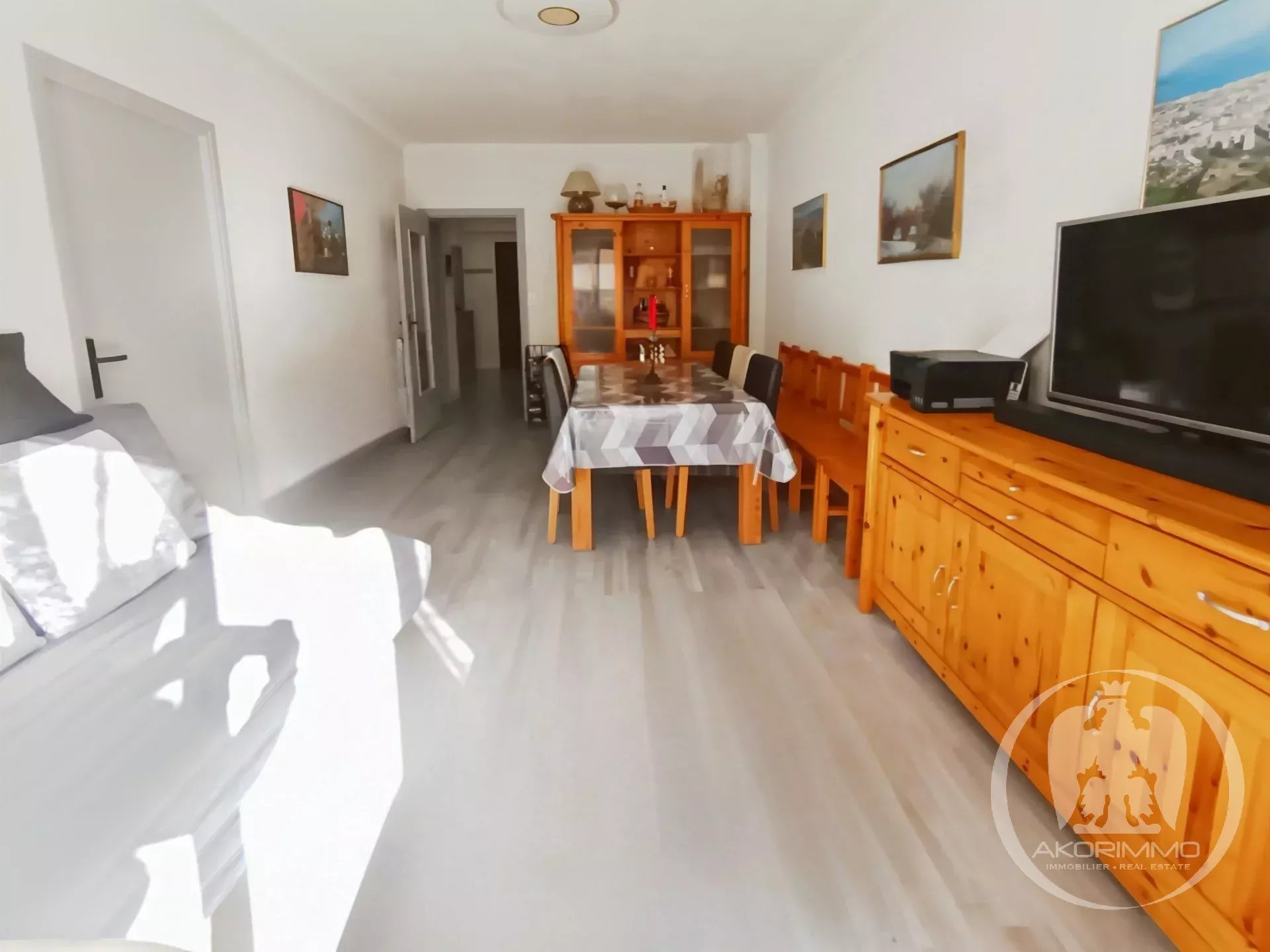 BAS CIMIEZ PROCHE CARABACEL - DANS UN BEL IMMEUBLE - BALCON - PARFAIT ETAT - ENSOLEILLE - PARKING POSSIBLE