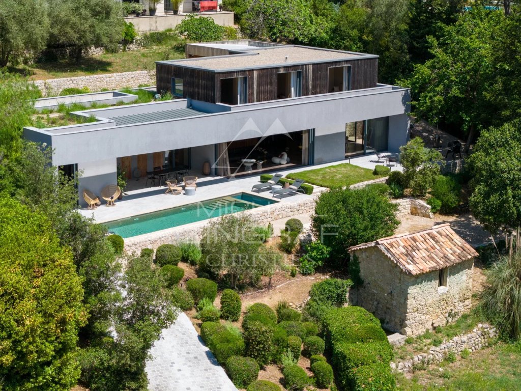 Villa for sale in Valbonne — Valbonne - Contemporary villa nestled in lush greenery