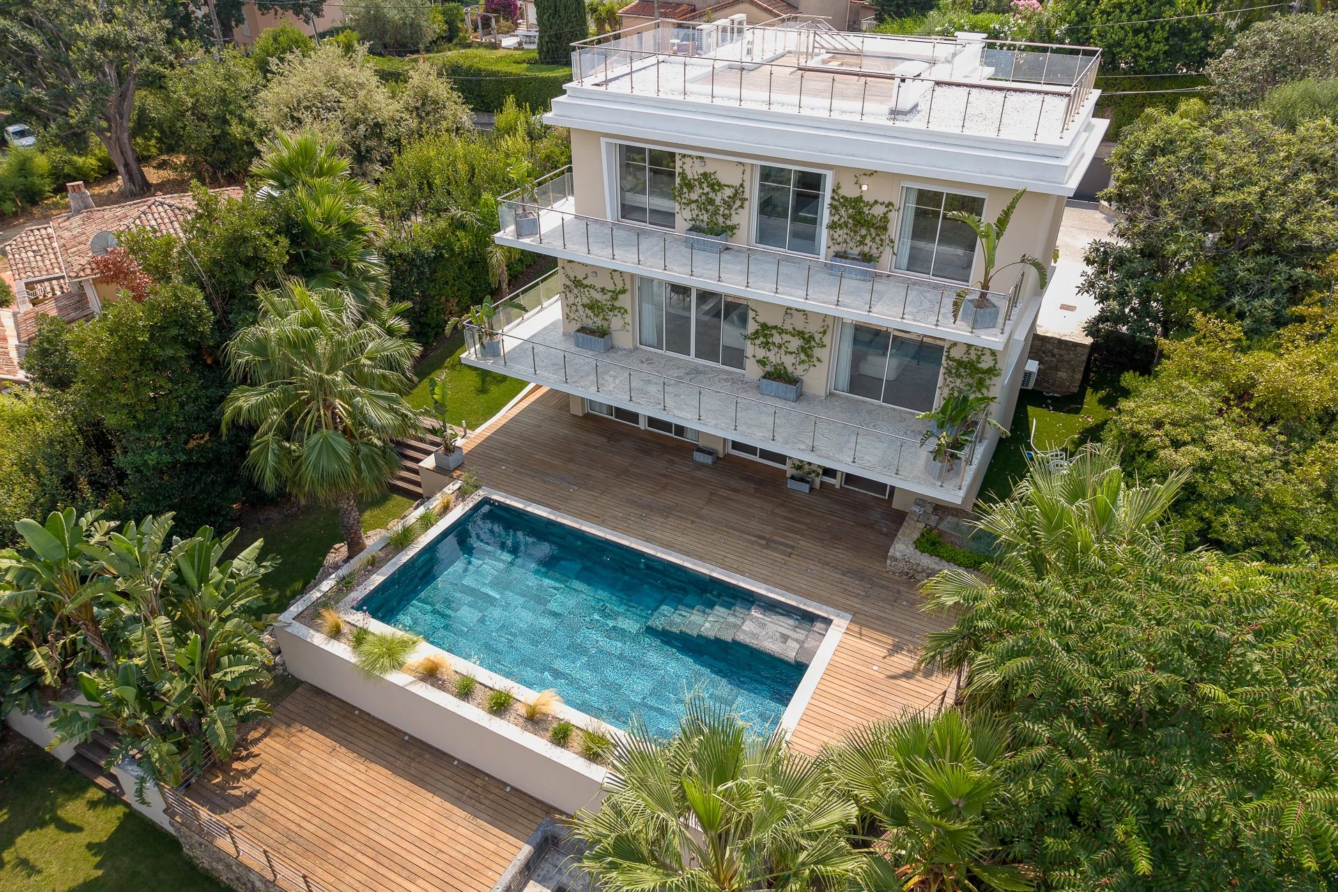 SPLENDID RENOVATED CONTEMPORARY VILLA OF 320 SQM LOCATED IN A PRIVATE ESTATE