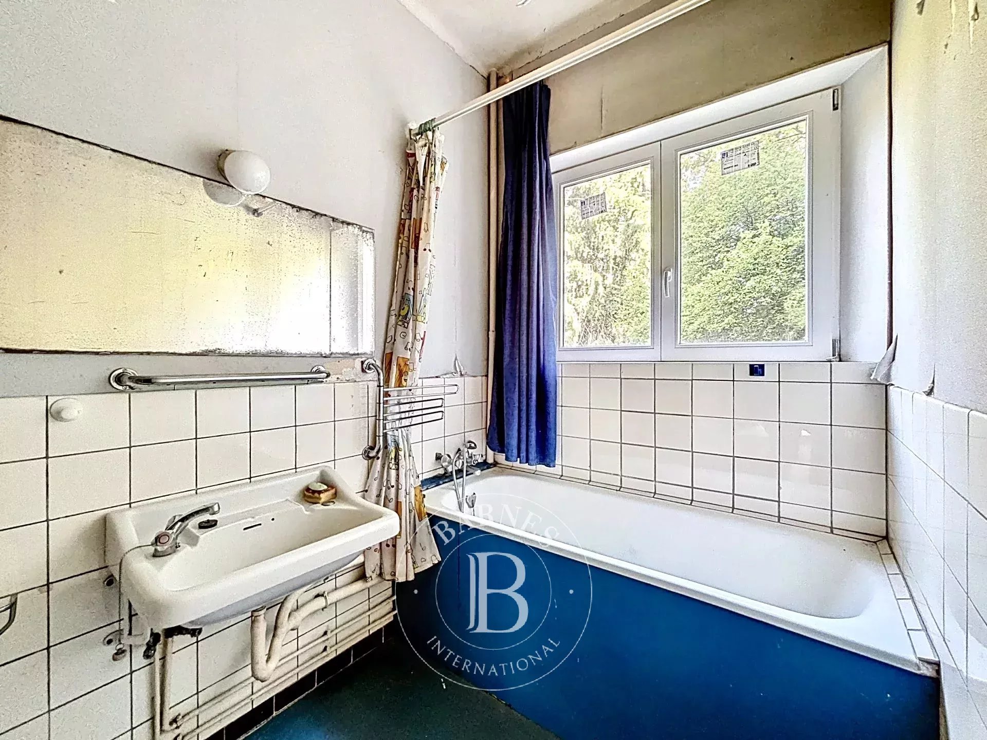 Uccle - House to renovate - Beautiful land of 55 ares