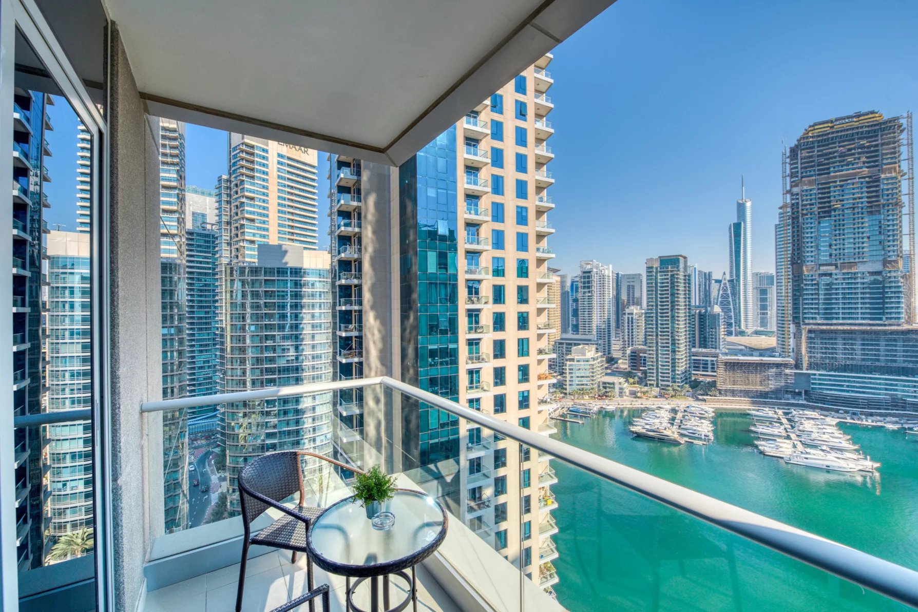 Dubai - Apartment - Holiday rental - 5 Persons - 2 Bedrooms - Swimming Pool.