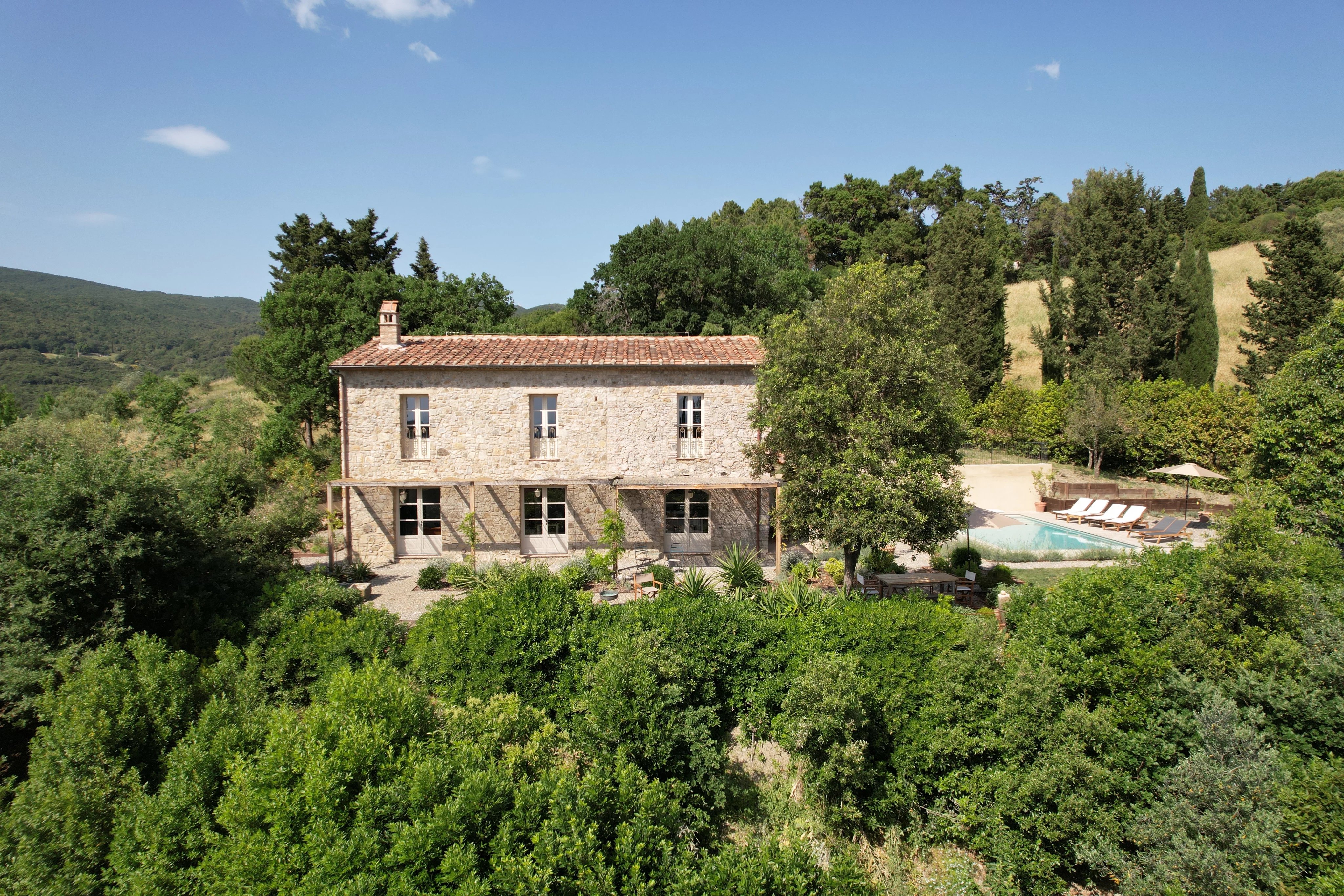Exklusive neu renovierte Villa mit Pool, großem Park und Meerblick in den Hügeln von Riparbella