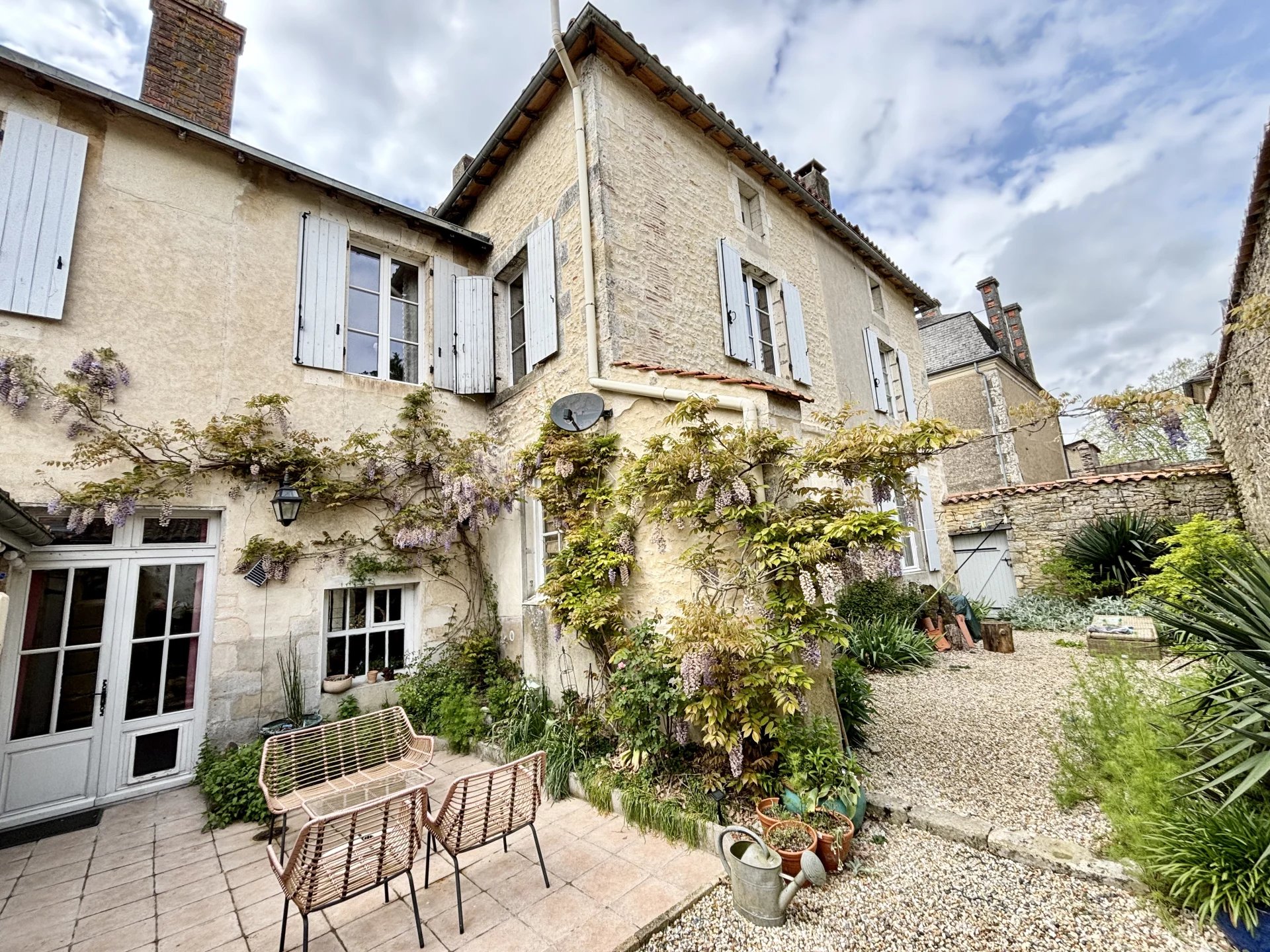 A magnificent 17th-century 5 bedroom home with views within walking distance of town centre