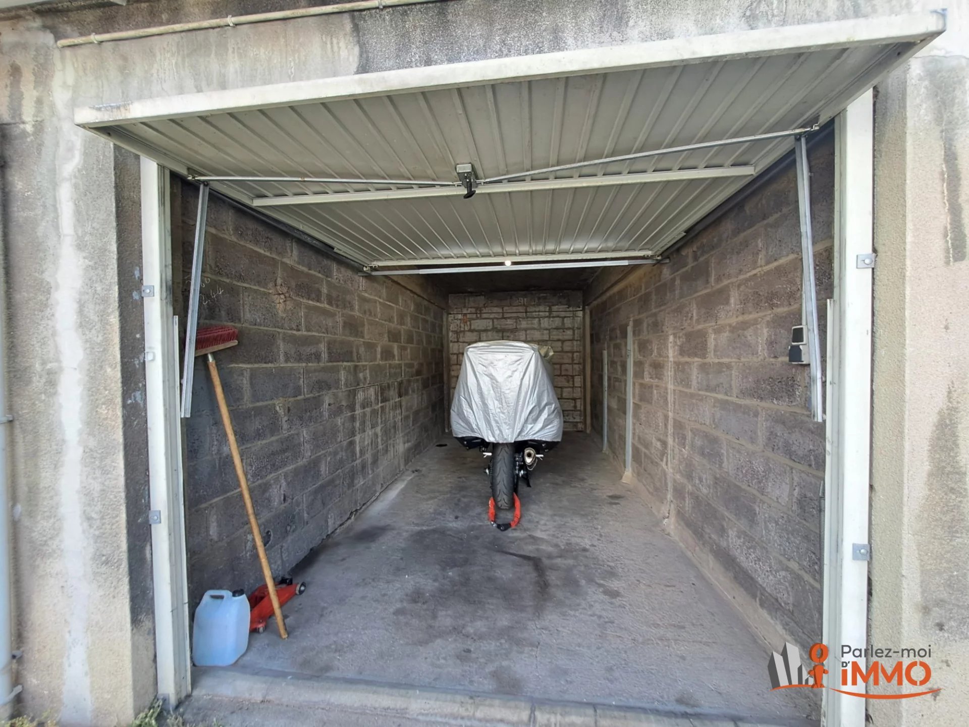 BELLEVUE : Garage fermé avec prise et éclairage