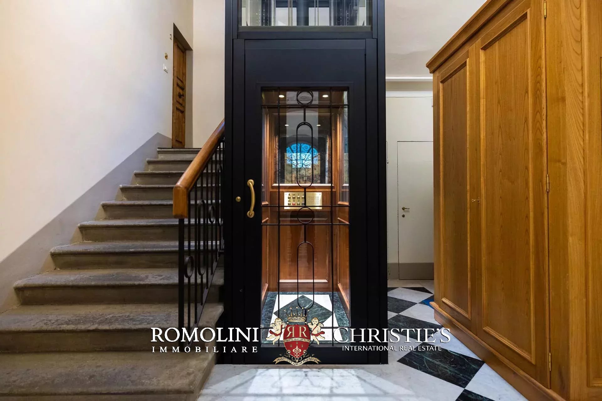 PRACHTVOLLER RESTAURIERTER PALAZZO MIT BLICK AUF DAS HISTORISCHE ZENTRUM VON FLORENZ ZU VERKAUFEN