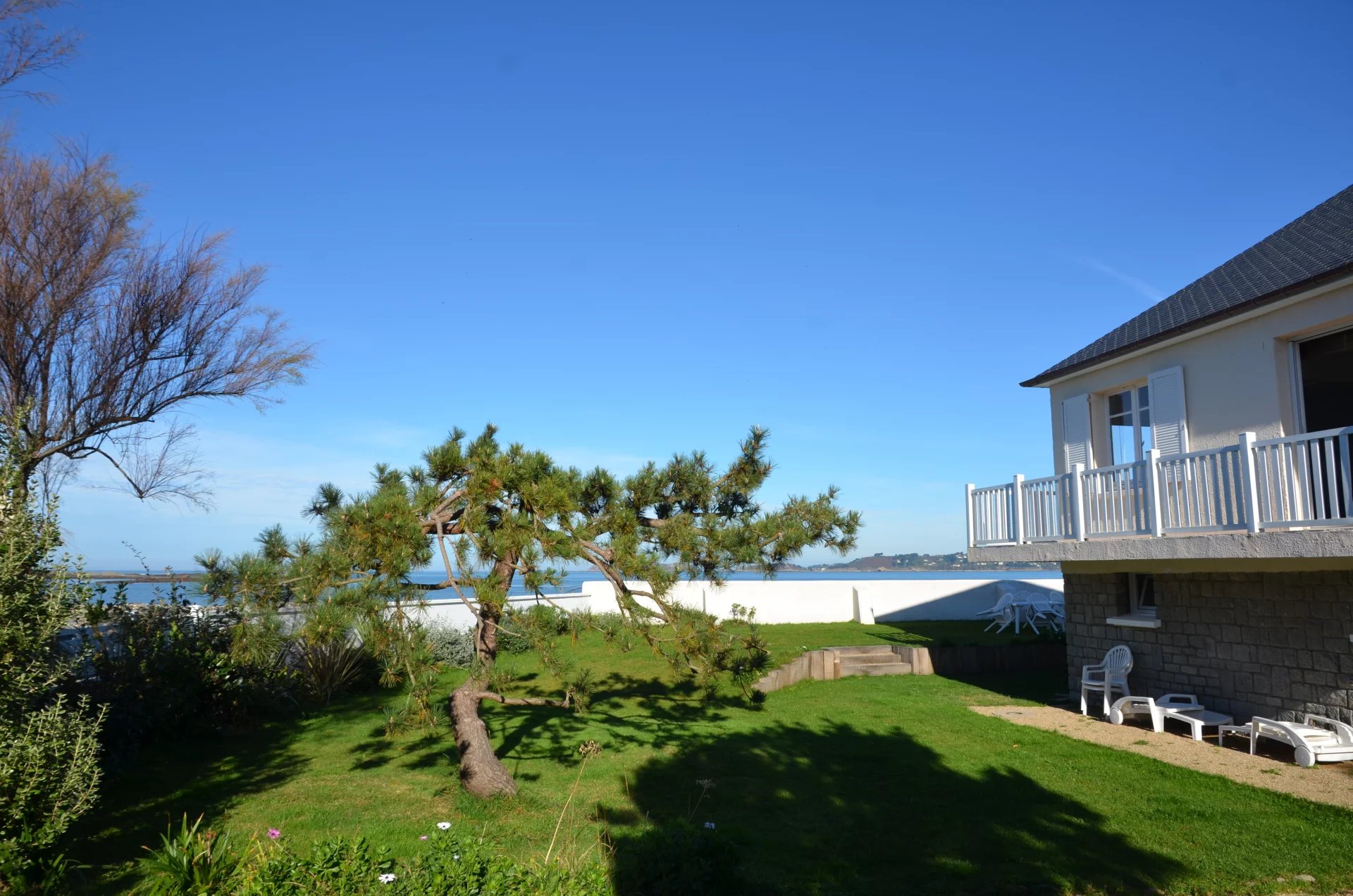 Côtes d'Armor, Locquémeau, Front-line house with sea view