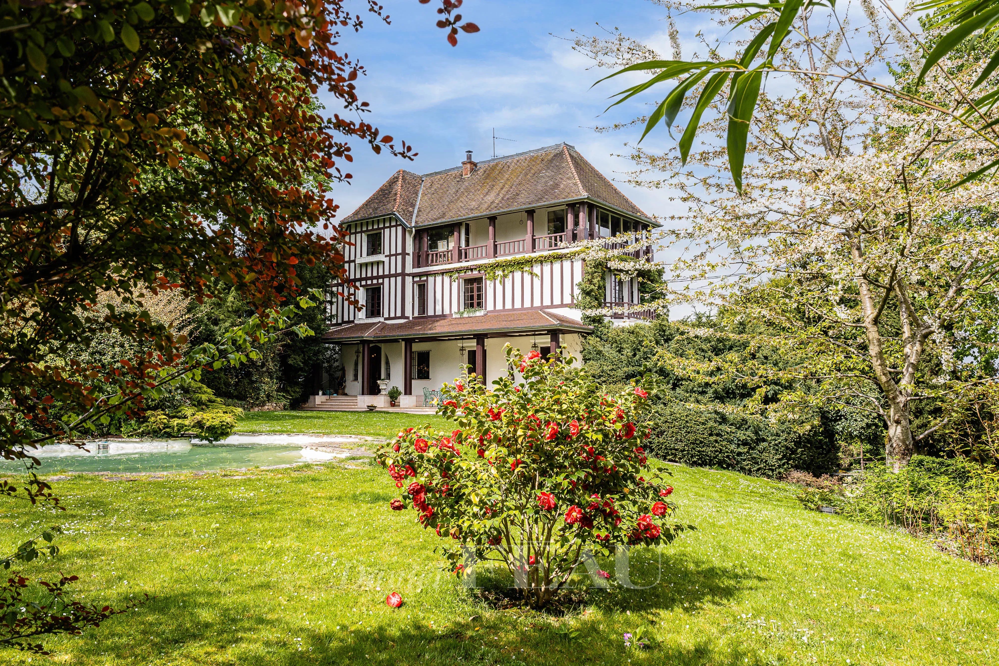 Rueil-Malmaison - Hameau privé de la Jonchère - Demeure anglo-normande.