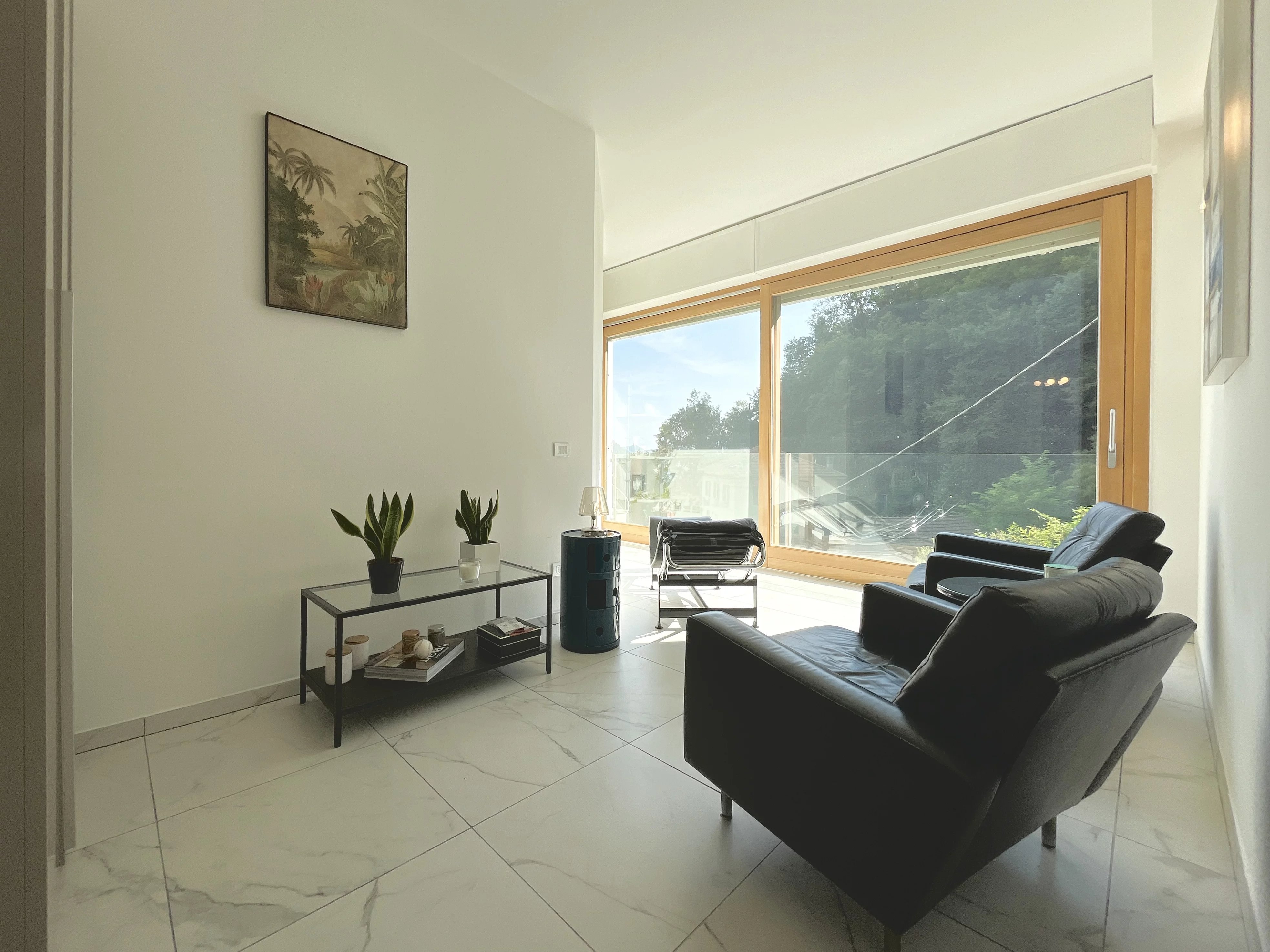 Appartement avec Plafonds Hauts, Baies Vitrées Panoramiques et Jardin Privé au Cœur de Cernobbio - picture 28 title=