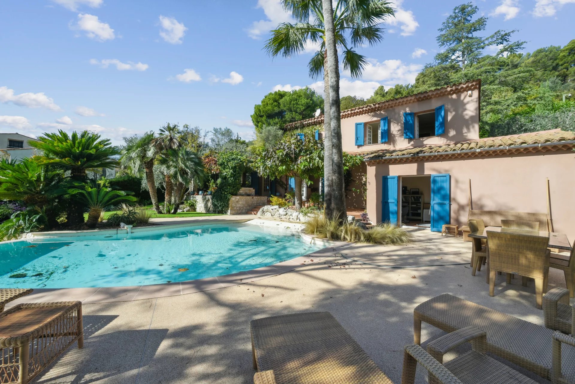 Charming Riviera villa with pool and sea view glimpsese