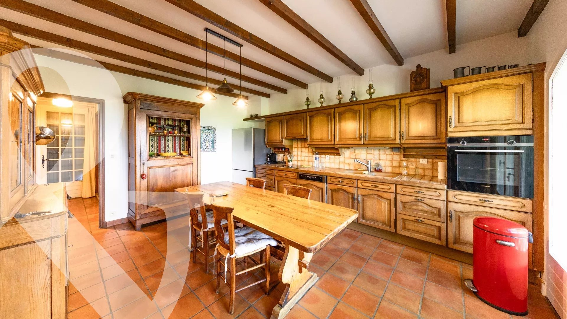 MAISON EN POSITION DOMINANTE