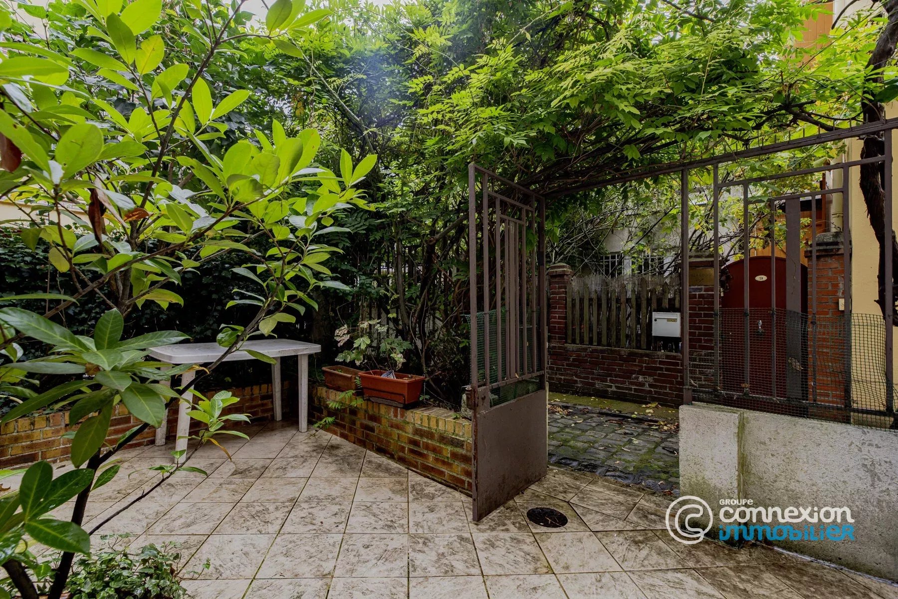 Maison dans une jolie villa  arborée
