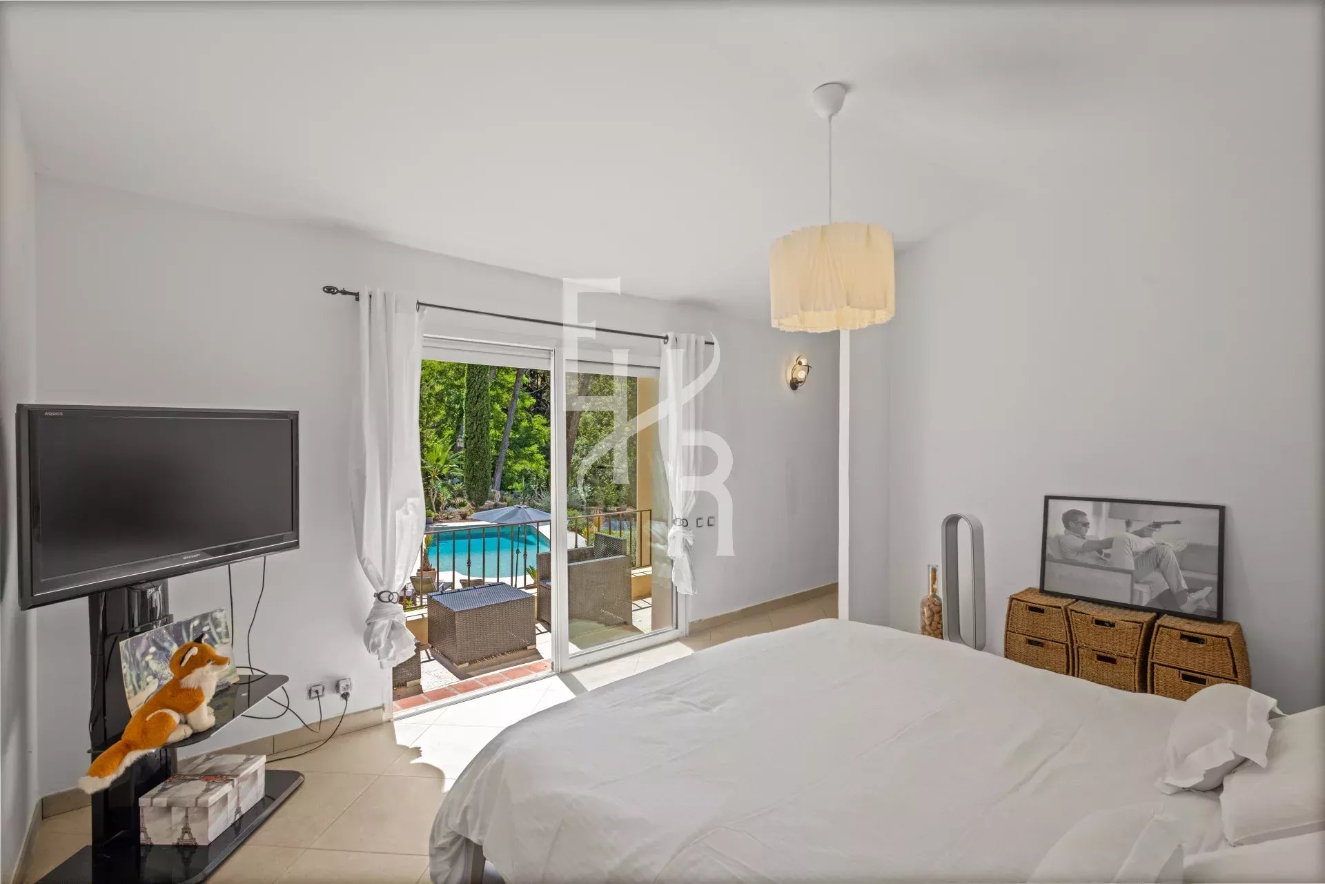 Propriété unique à Mougins — un havre de paix familial avec forêt, pool house et vie de village.