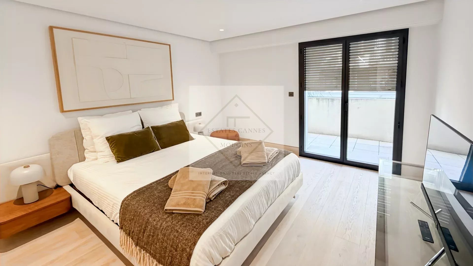 Cannes – Croisette : Appartement d’exception dans résidence historique avec vue mer panoramique — photo 31