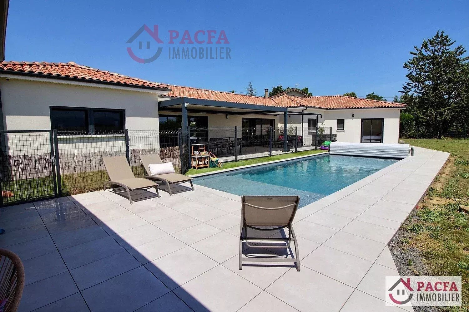 EXTERIEUR COTE PISCINE 