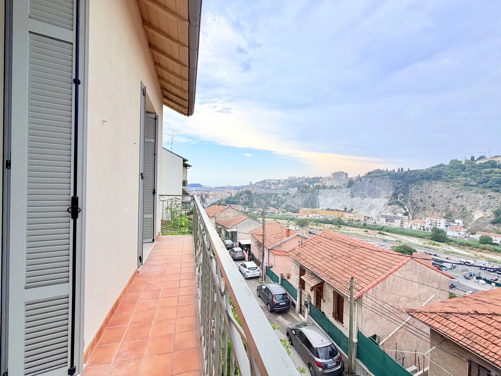 🏡 NICE BON VOYAGE – Fully Renovated Detached House of Approx. 102 sqm with Two Apartments, Terraces, Garden and Small Garage in a Private Estate