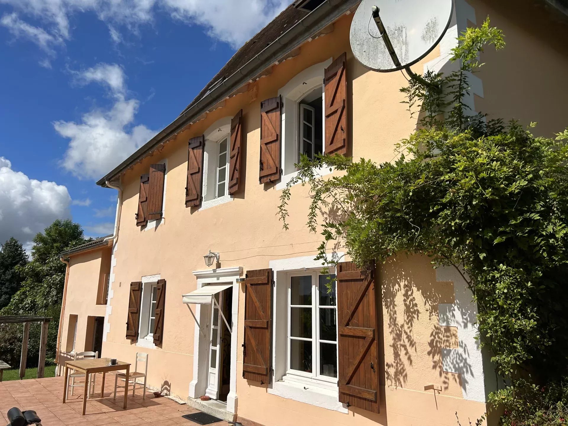 Pretty village house with independent apartment and lovely views of the Pyrenees