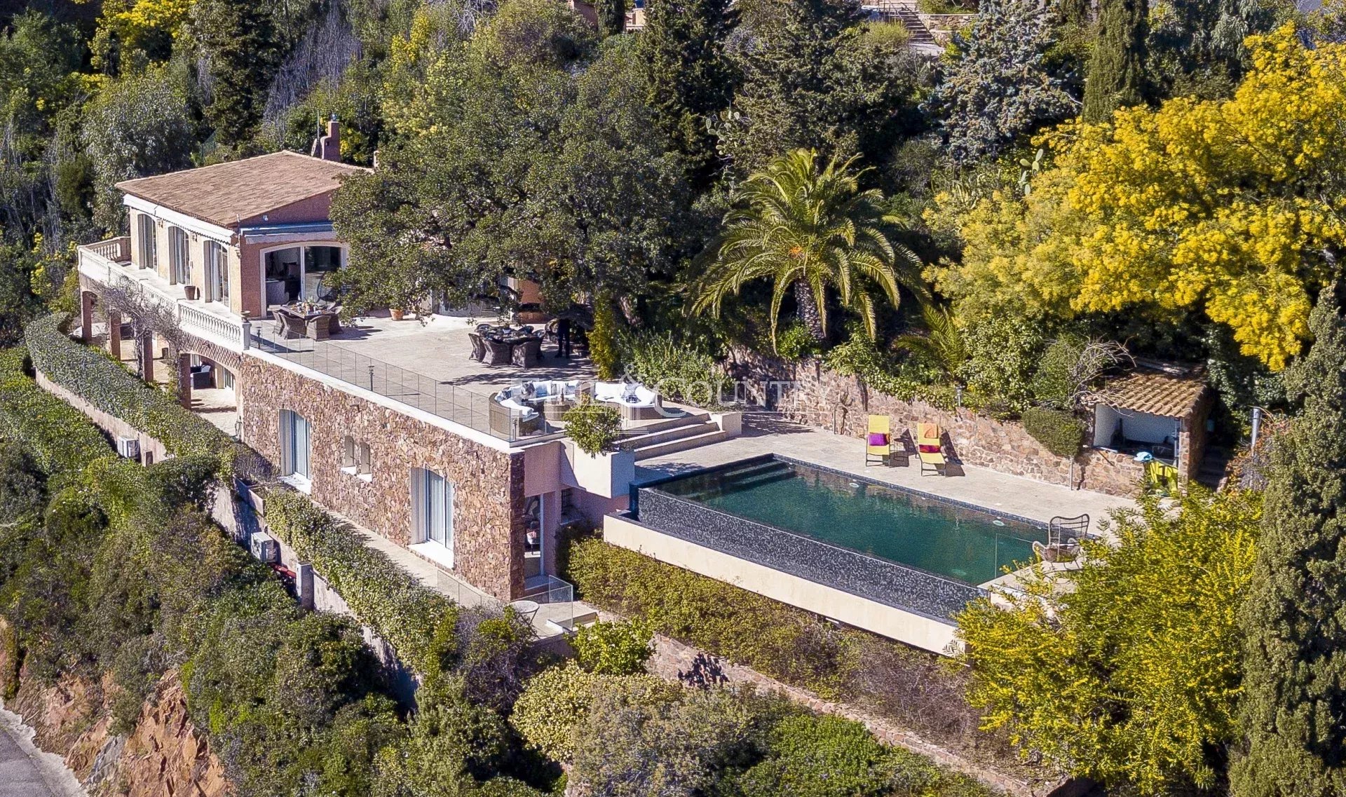 Photo of Villa for sale in Théoule-sur-Mer with panoramic sea view