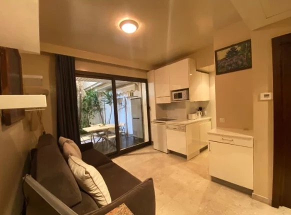 Beverly Palace, Moneghetti