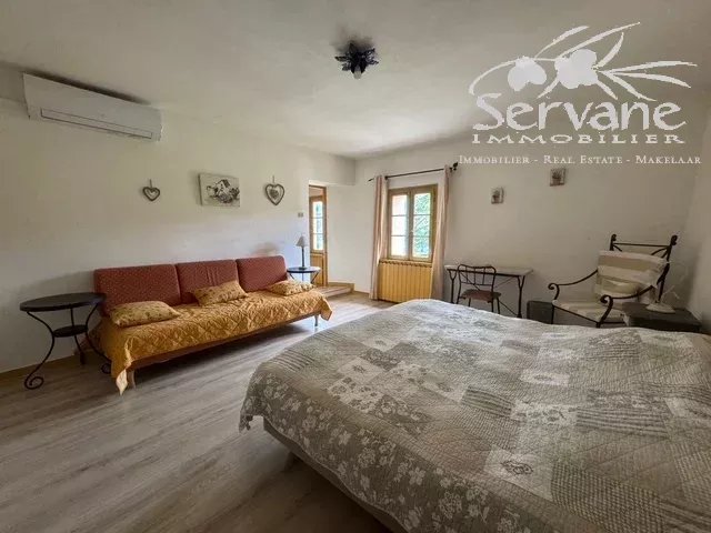 SALERNES Property with strong rental potential: 3 houses and a separate apartment