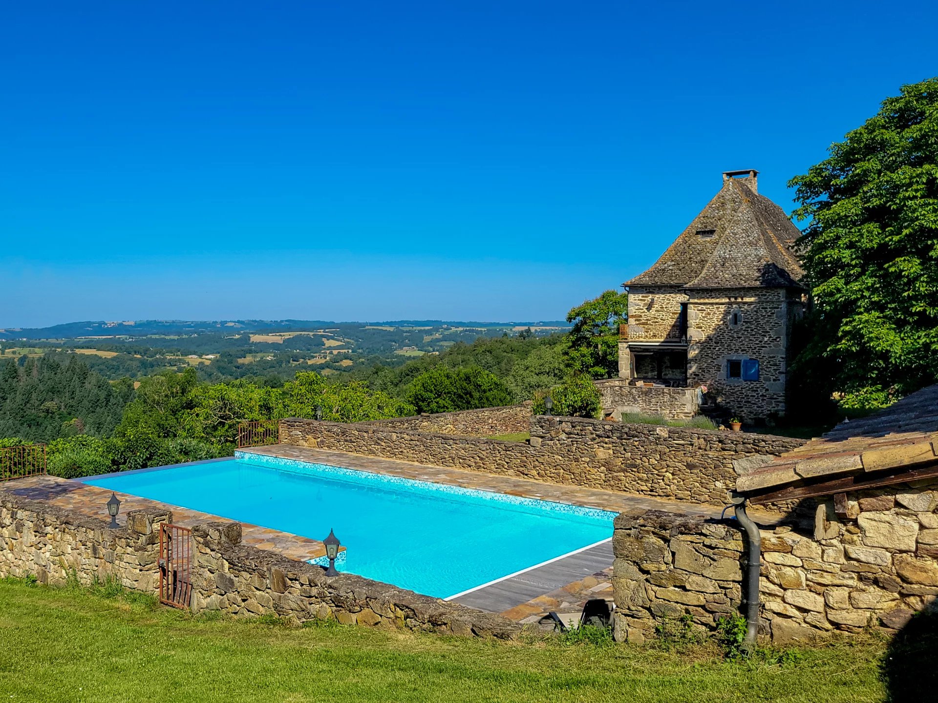 Breathtaking views, timeless charm – a rare jewel in the heart of the Aveyron countryside