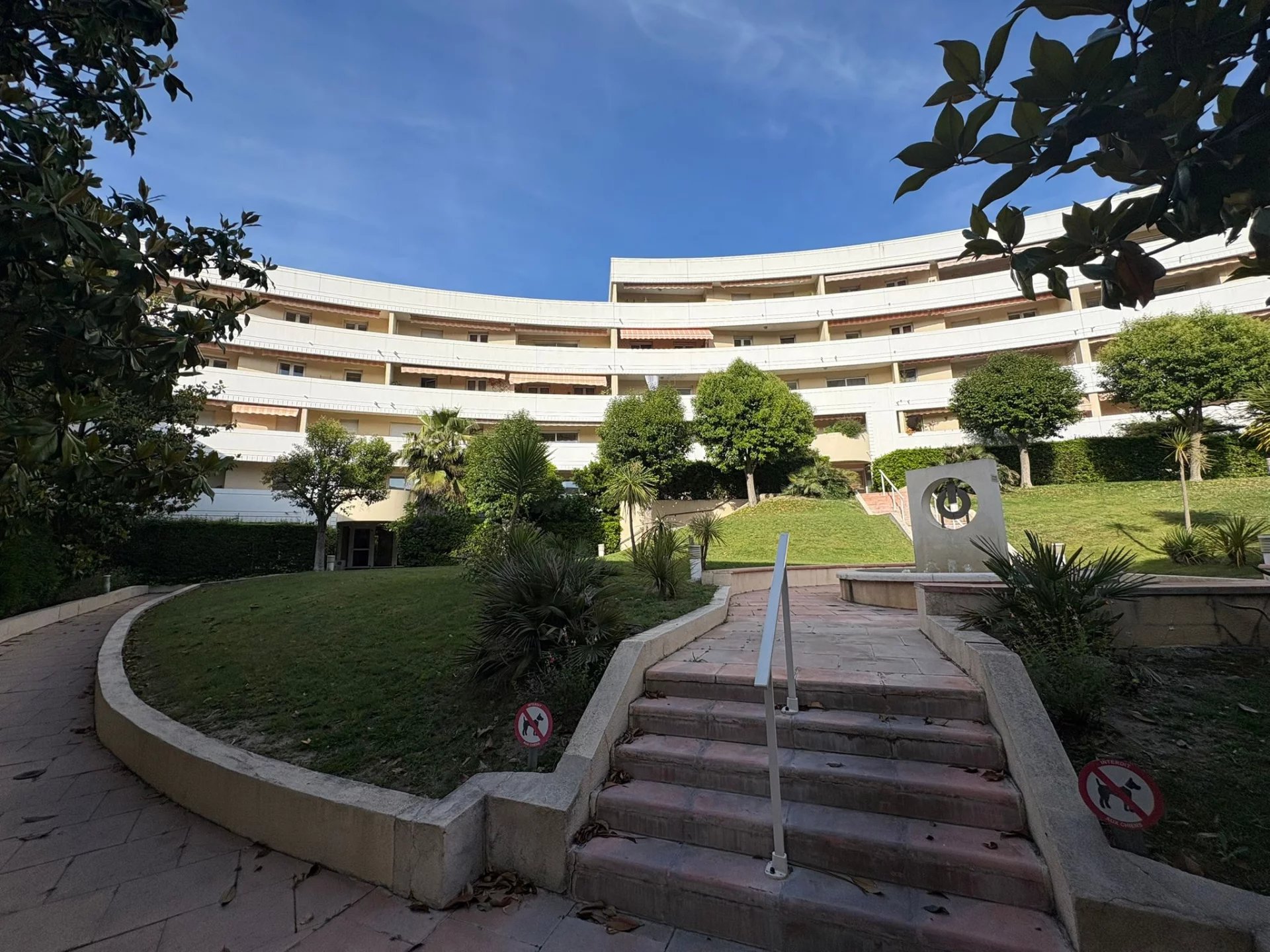 À LOUER Studio meublé avec terrasse et place de parking   Mo