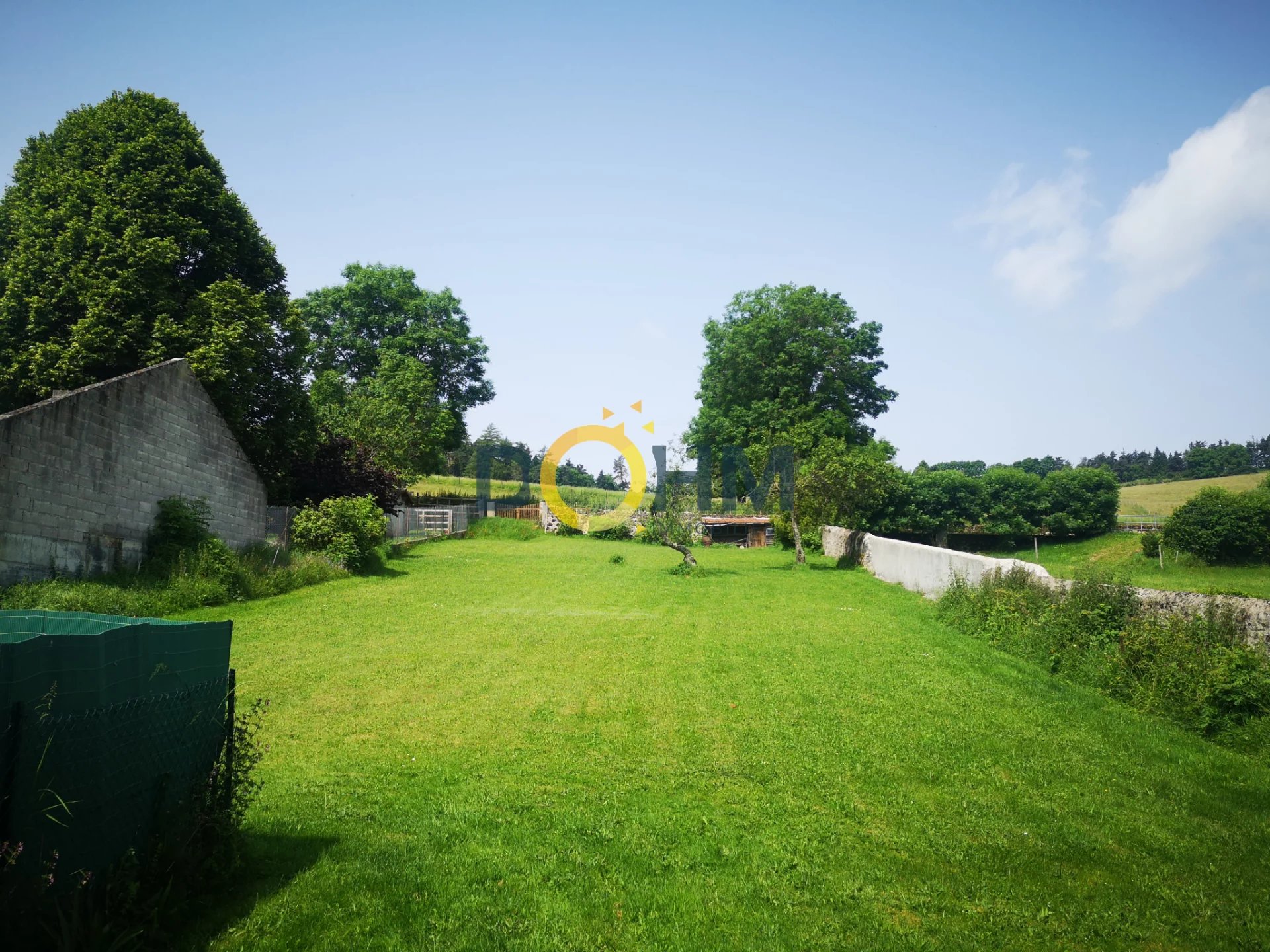 ENSEMBLE IMMOBILIER AVEC JARDIN ET GARAGES