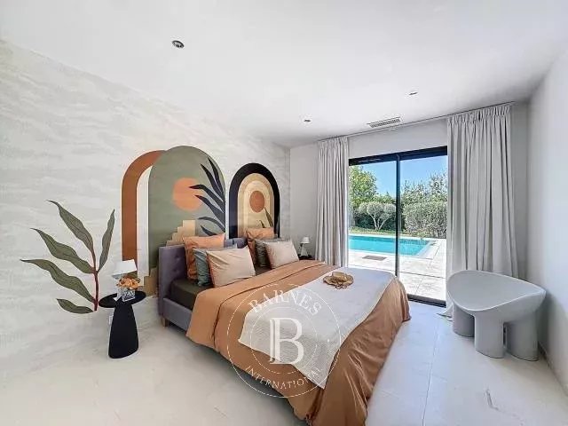 Roquefort Les Pins - One-storey villa - 5 bedrooms plus a studio - picture 9