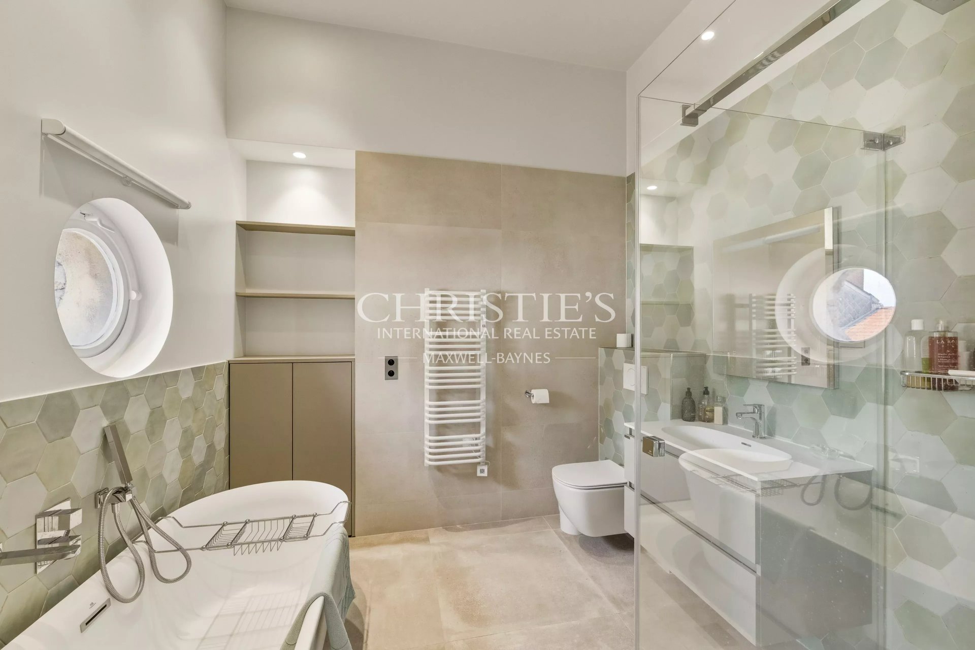 6 Bedroom Villa/Townhouse's Image 14