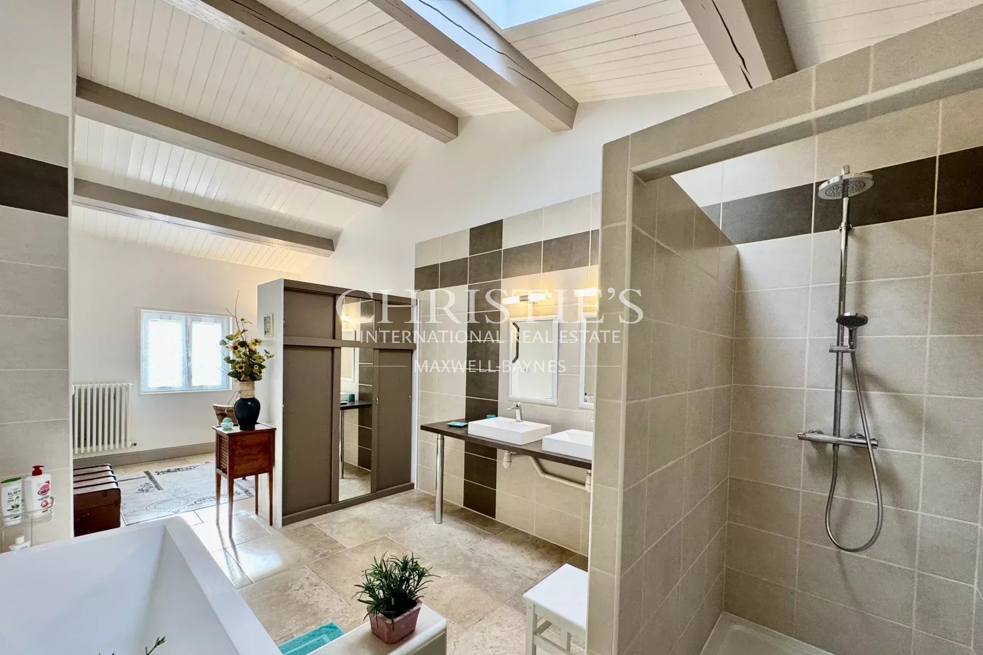 6 Bedroom Villa/Townhouse's Image 23