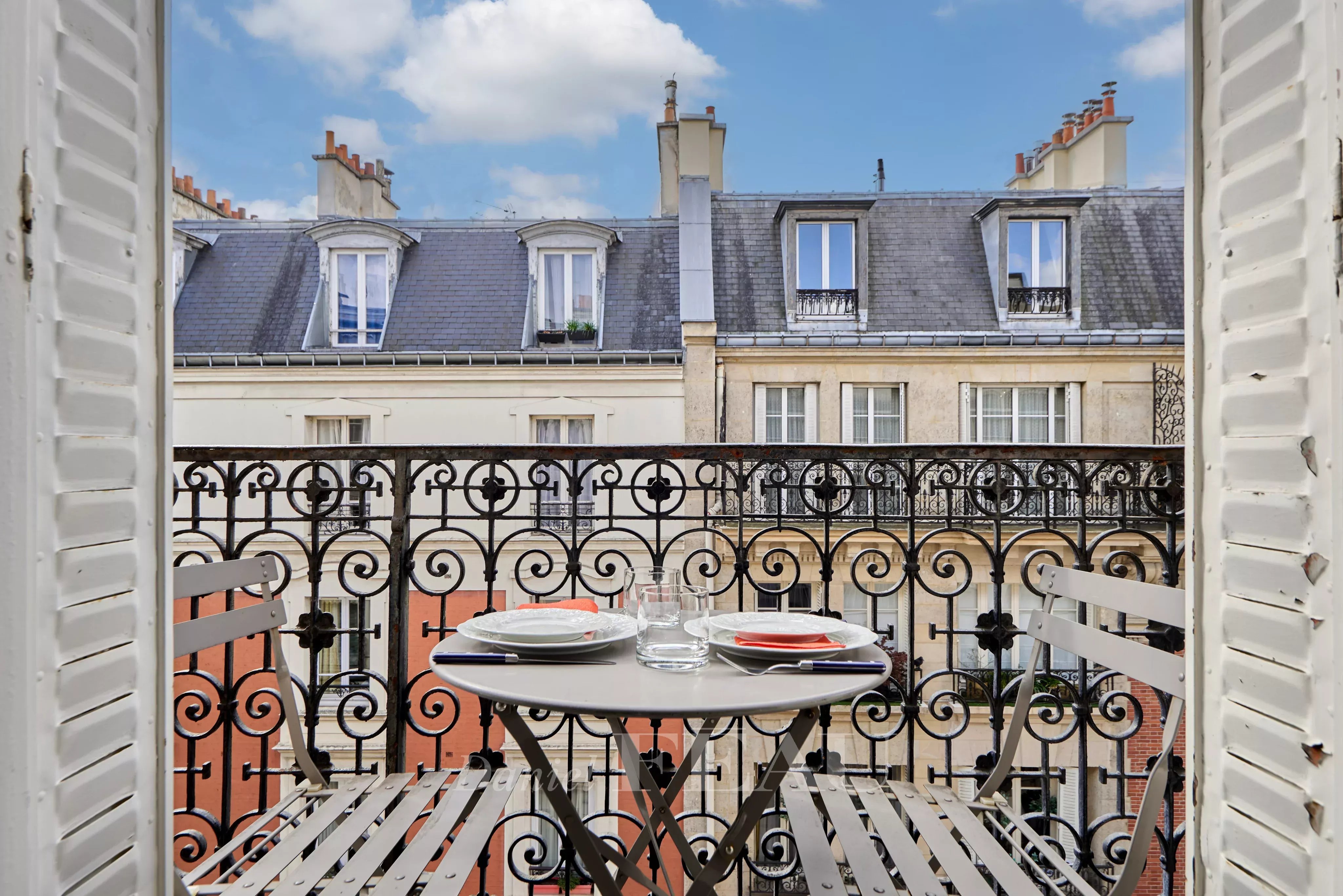 Paris 16th – Assomption – 5th floor with elevator – south-facing balcony