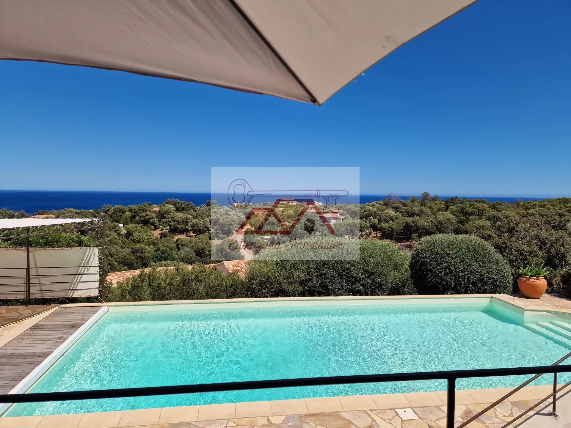 Belle villa de type 5 avec piscine et vue panoramique sur la mer.