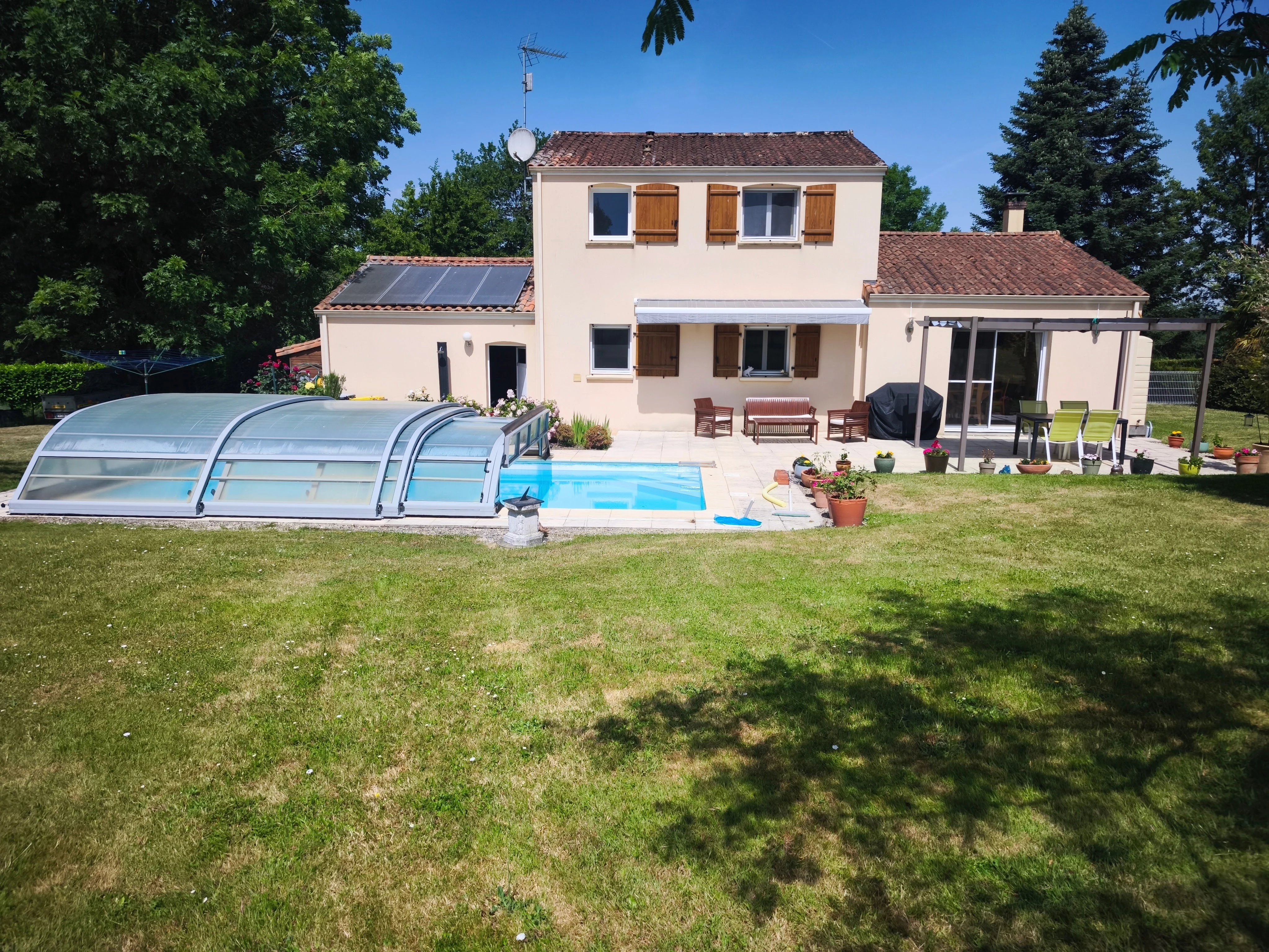 Maison familiale avec piscine, dépendance et vaste terrain arboré