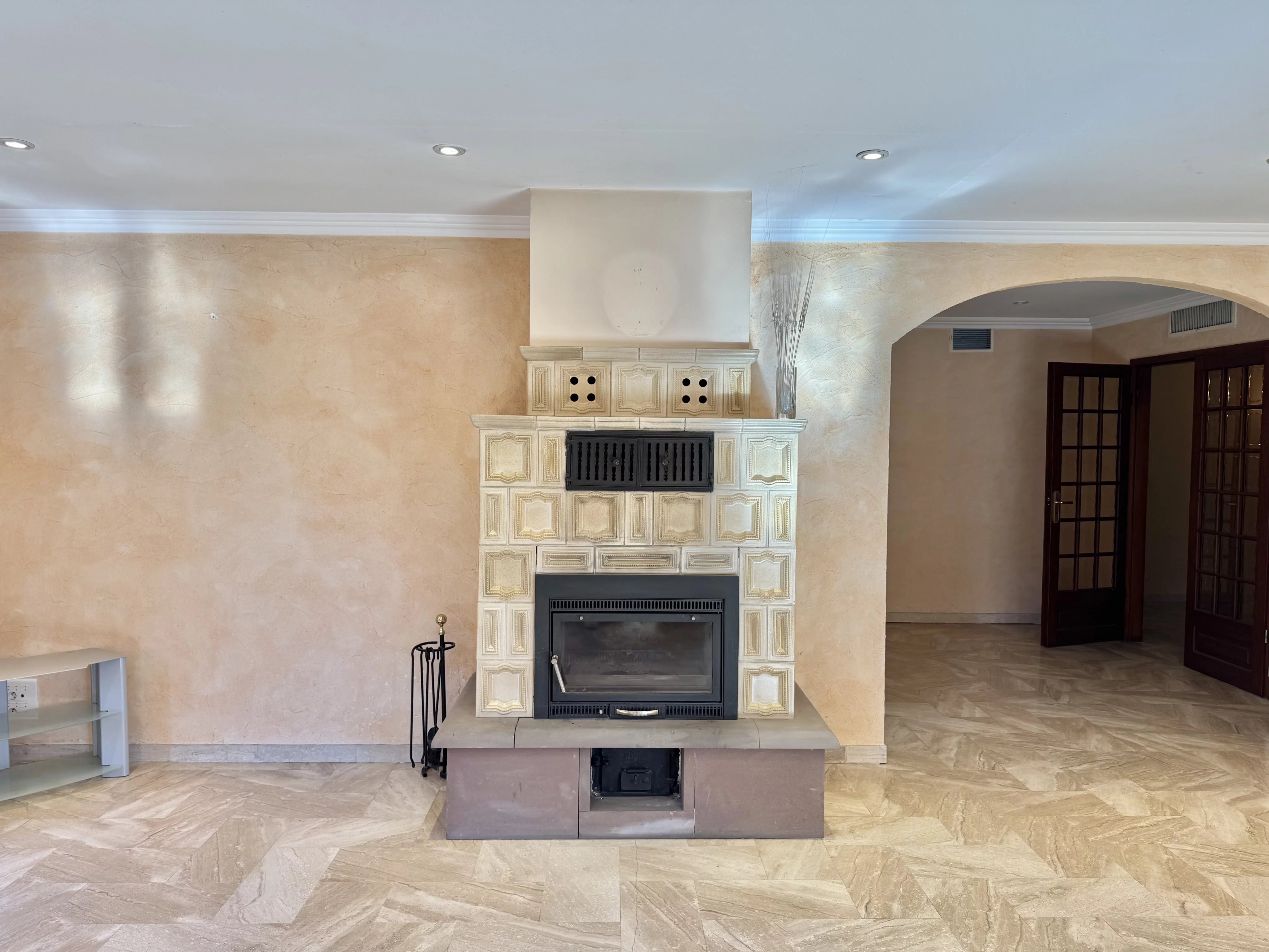 MONTREUX-JEUNE - Maison plain pied avec étang et piscine — photo 11