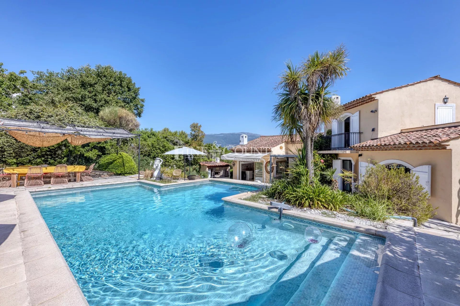 Photo of For sale  Villa in Valbonne - Panoramic view