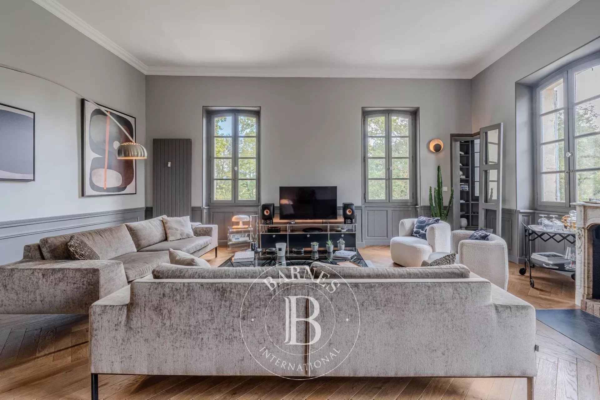 AIX-EN-PROVENCE - OLD APARTMENT RENOVED IN A CASTEL NESTLED IN A PARC -1700.7 FT2-2 BEDROOMS-GARAGE AND PARK. - picture 5