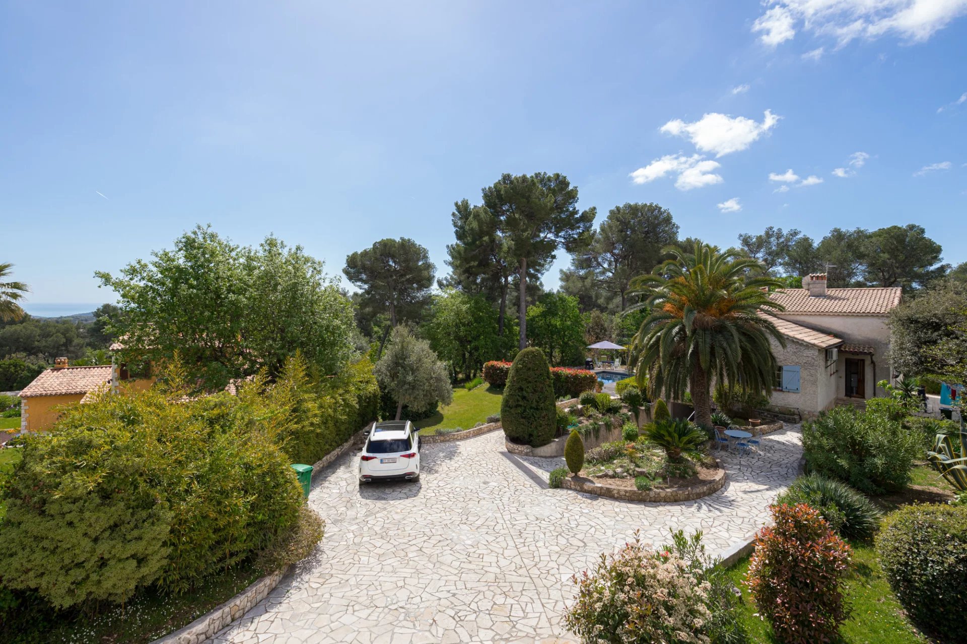 Villa de qualité avec jardin arboré à pied du centre-ville